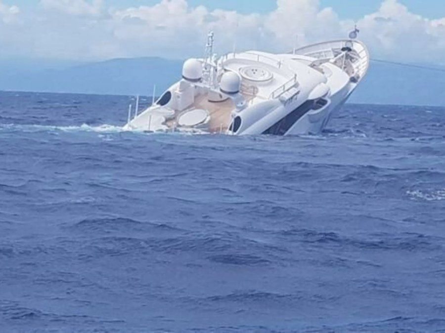 Video: un lujoso yate de 40 metros se hunde frente a las costas de Italia