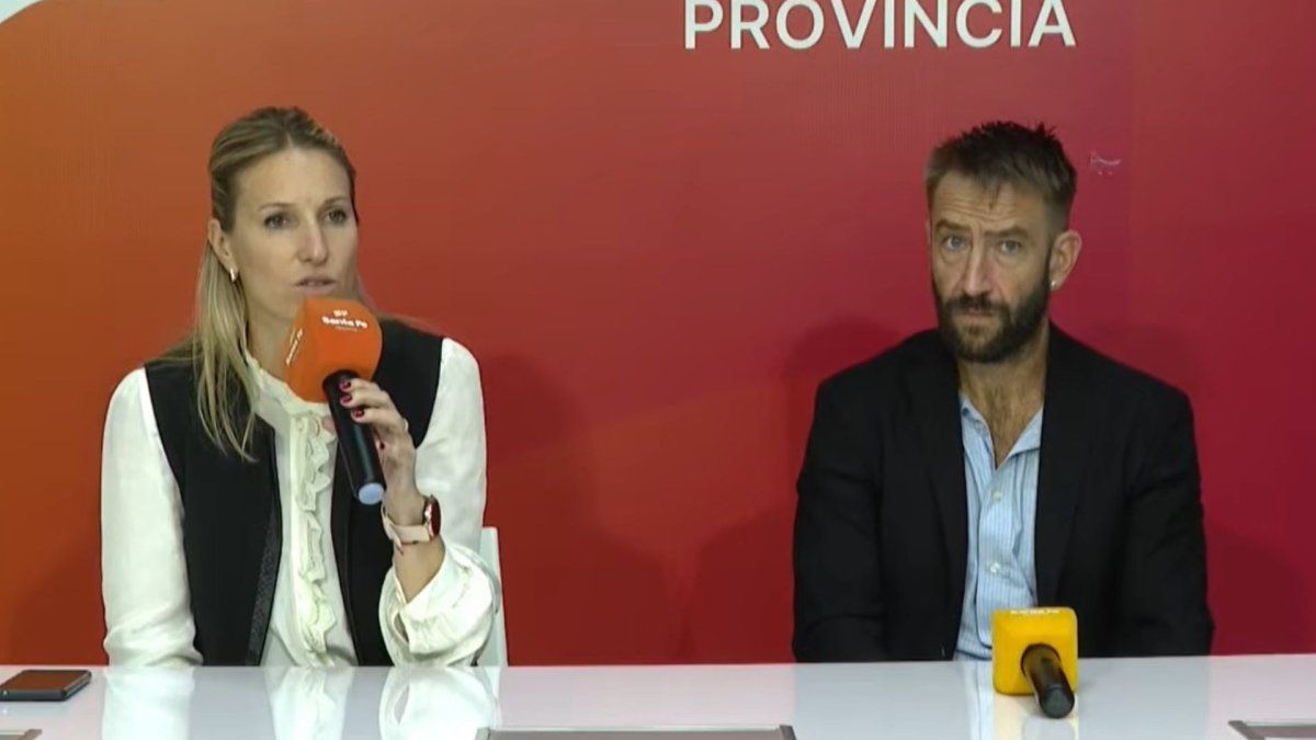 Virginia Coudannes y Rolando Galfrascoli, funcionarios del gobierno provincial, en la conferencia de prensa