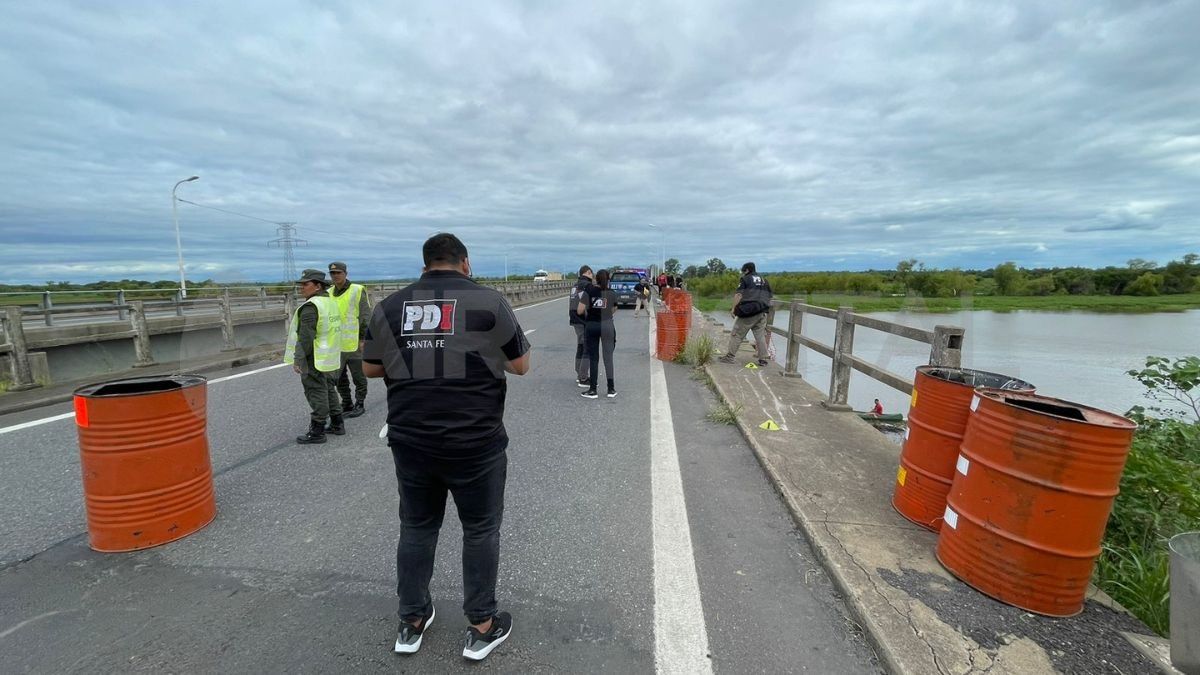Policía de Investigaciones y Bomberos Zapadores trabajan en extraer el camión que cayó al arroyo Miní.