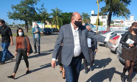 El gobernador Omar Perotti destacó que el protoclo comienza en la responsabilidad individual, del uso de barbijo, distanciamiento, evitar aglomeraciones y ser responsables. El gobernador Omar Perotti destacó que el protoclo comienza en la responsabilidad individual, del uso de barbijo, distanciamiento, evitar aglomeraciones y ser responsables.
