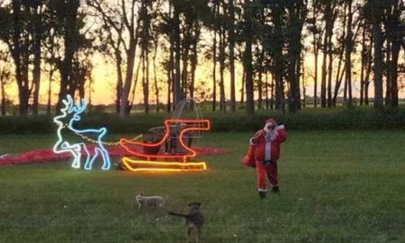 Papá Noel apareció en Malabrigo, Santa Fe, subido a un parapente. Papá Noel apareció en Malabrigo, Santa Fe, subido a un parapente.