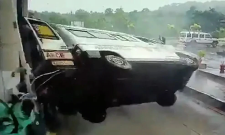 Video: una ambulancia perdió control y chocó un peaje en India, murieron cuatro personas Video: una ambulancia perdió control y chocó un peaje en India, murieron cuatro personas
