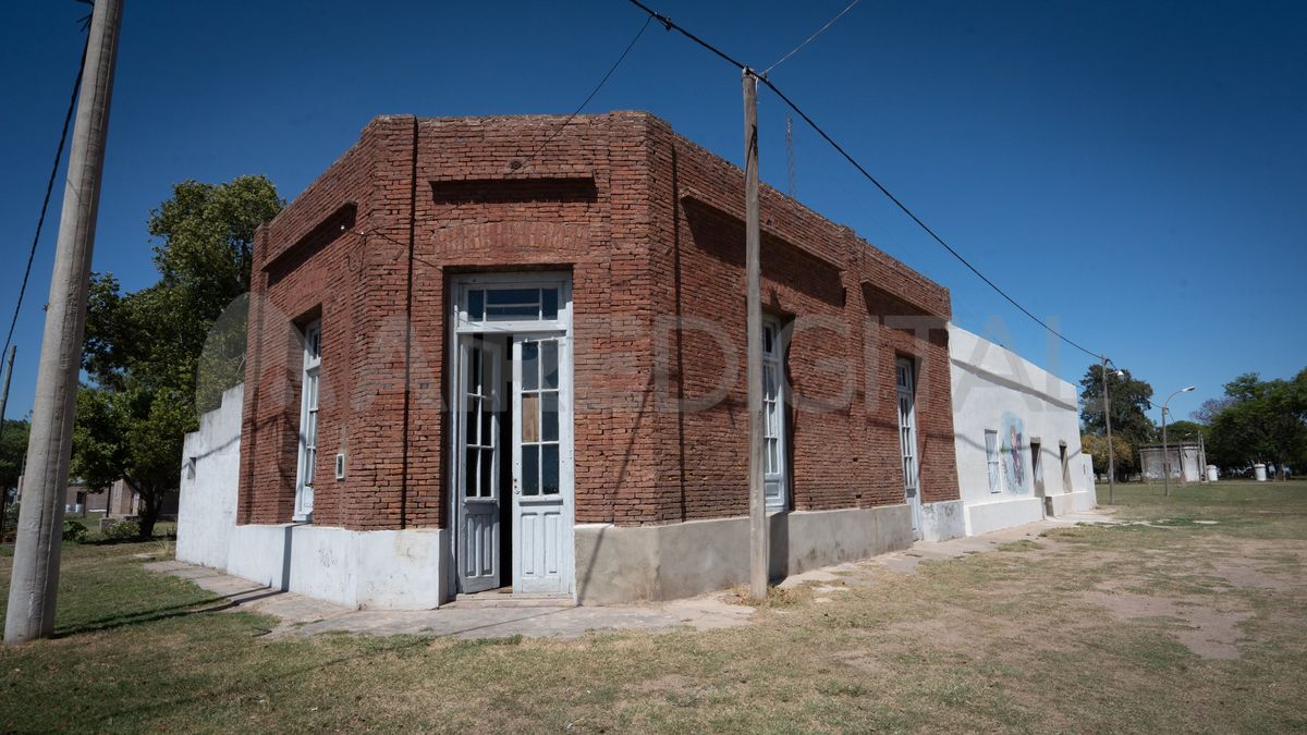La vieja pulpería conserva en su exterior los rasgos típicos de los boliches de pueblo de principios del siglo XX.
