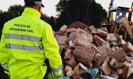La Policía de Seguridad Vial detuvo un camión que transportaba lácteos en mal estado y se decomisaron casi 4000 kilos. La Policía de Seguridad Vial detuvo un camión que transportaba lácteos en mal estado y se decomisaron casi 4000 kilos.