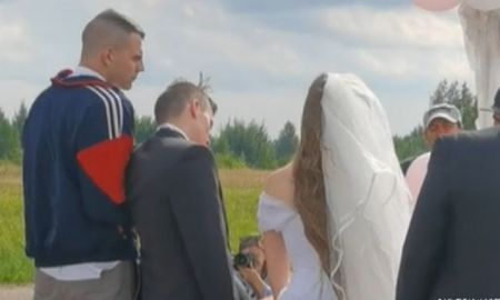 Llegó a su propia boda tarde y borracho: un amigo lo ayudó a ponerle la alianza a su prometida Llegó a su propia boda tarde y borracho: un amigo lo ayudó a ponerle la alianza a su prometida