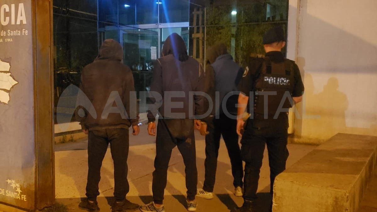 Tres detenidos por robar un banco amurado en la puerta de un kiosco.