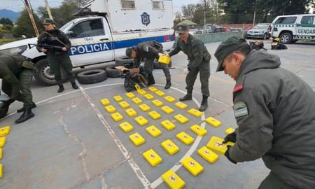 Policías transportaban en un móvil oficial 420 kilos de cocaína, en Salta. Fueron detenidos en un operativo de Gendarmería. Policías transportaban en un móvil oficial 420 kilos de cocaína, en Salta. Fueron detenidos en un operativo de Gendarmería.