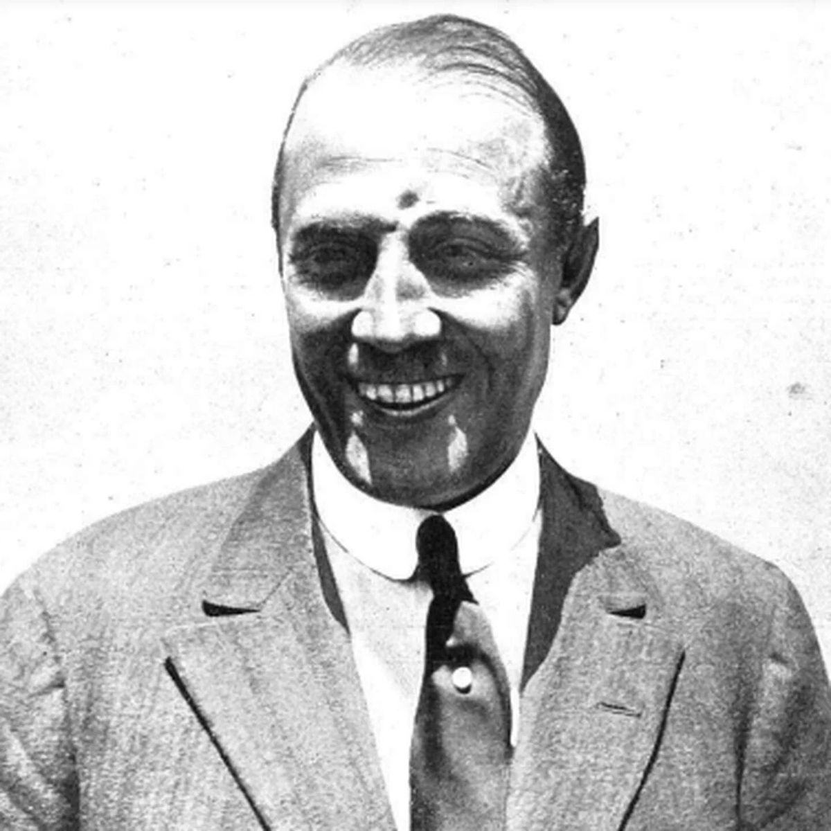 Jorge Alejandro Newbery nació el 27 de mayo de 1875 en la ciudad de Buenos Aires. Fue el segundo hijo –el primer varón– de los 12 que conformaron la descendencia del matrimonio del odontólogo estadounidense Ralph Lamartine Newbery Purcell y Dolores Celina Malagarie –nacida en la Capital Federal, de padre francés y madre argentina–, celebrado el 26 de julio de 1873. Jorge Alejandro Newbery nació el 27 de mayo de 1875 en la ciudad de Buenos Aires. Fue el segundo hijo –el primer varón– de los 12 que conformaron la descendencia del matrimonio del odontólogo estadounidense Ralph Lamartine Newbery Purcell y Dolores Celina Malagarie –nacida en la Capital Federal, de padre francés y madre argentina–, celebrado el 26 de julio de 1873.
