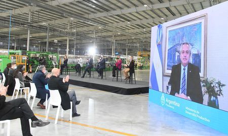 Fernández insistió en la necesidad de lograr la unidad de los argentinos para construir una sociedad más justa e igualitaria y también un país federal. Fernández insistió en la necesidad de lograr la unidad de los argentinos para construir una sociedad más justa e igualitaria y también un país federal.