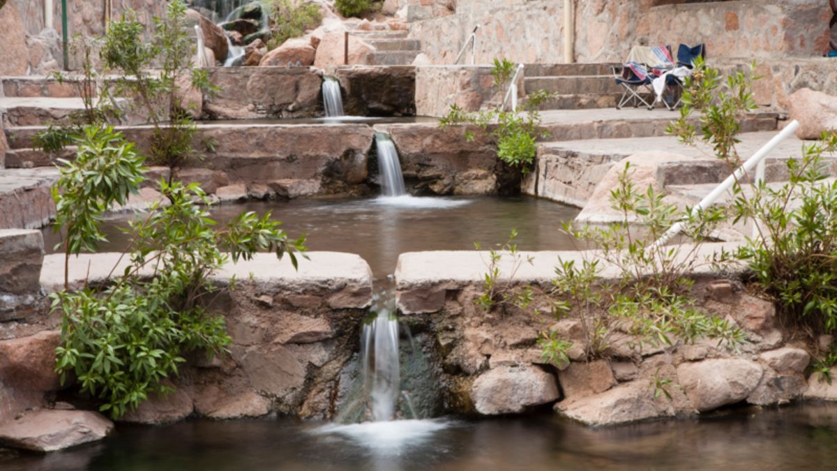 Las piletas de piedras de la cordillera ofrecen una experiencia relajante imperdible. Las piletas de piedras de la cordillera ofrecen una experiencia relajante imperdible.