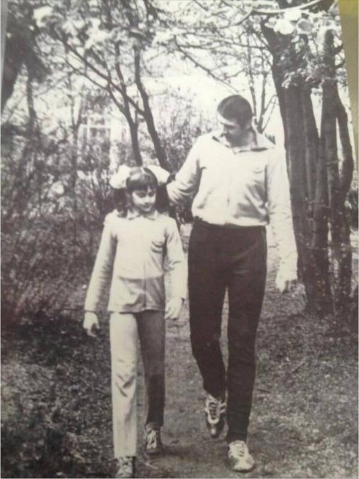 Comaneci comenzó a practicar gimnasia en el jardín de infantes de Onesti, con un equipo llamado Flacra (La llama). A los 6 años, fue elegida para asistir a la escuela de Béla Károlyi (foto), un entrenador muy duro y extremadamente exigente, y con el que años después se convertiría en la reina indiscutida de la gimnasia femenina mundial.