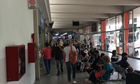 La terminal está llena de personas en el cambio de quincena. La terminal está llena de personas en el cambio de quincena.