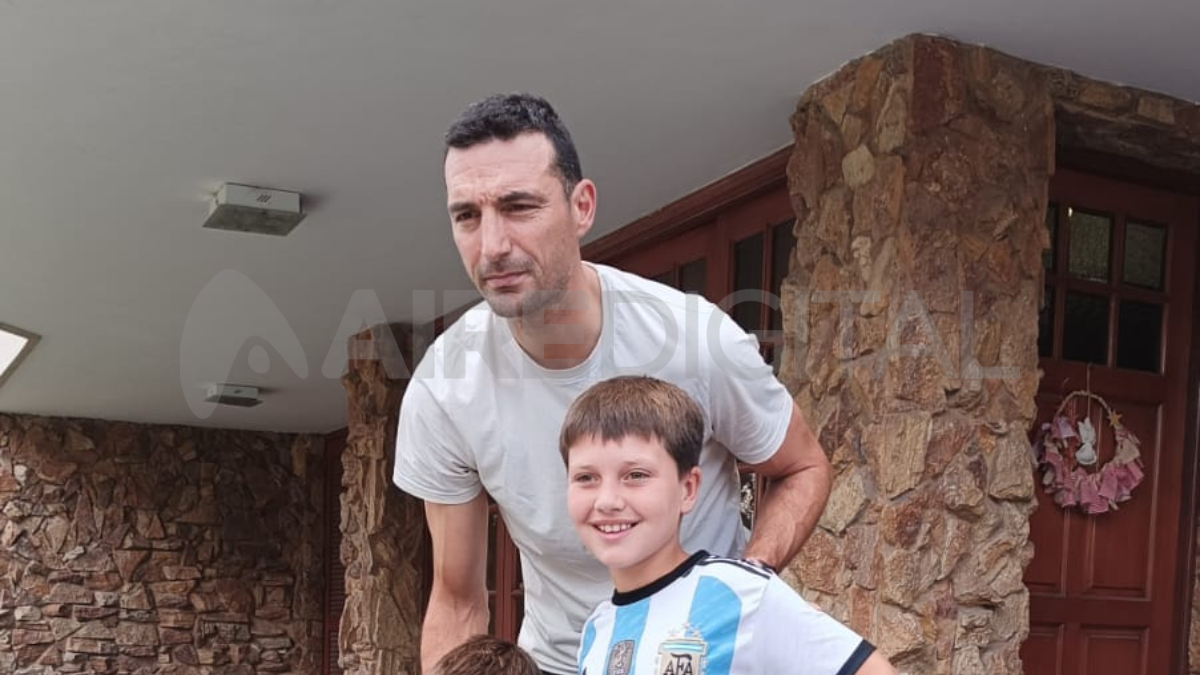 Lionel Scaloni firmó autógrafos en Pujato y un detalle sorprendió todos los presentes e ilusionó a toda la Scaloneta