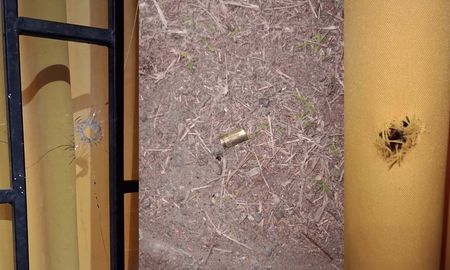 La familia, que se encontraba en su hogar de Rosario, escuchó fuertes detonaciones y el zumbido de una bala que ingresó a su vivienda. La familia, que se encontraba en su hogar de Rosario, escuchó fuertes detonaciones y el zumbido de una bala que ingresó a su vivienda.