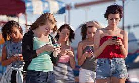 Google les pedirá a sus usuarios que dejen de mirar el celular mientras caminan por medio de una app. Google les pedirá a sus usuarios que dejen de mirar el celular mientras caminan por medio de una app.