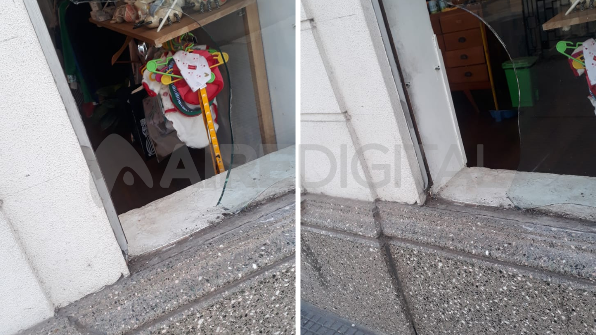 Para ingresar al comercio, la mujer rompió la vidriera con una piedra de gran tamaño. Para ingresar al comercio, la mujer rompió la vidriera con una piedra de gran tamaño.