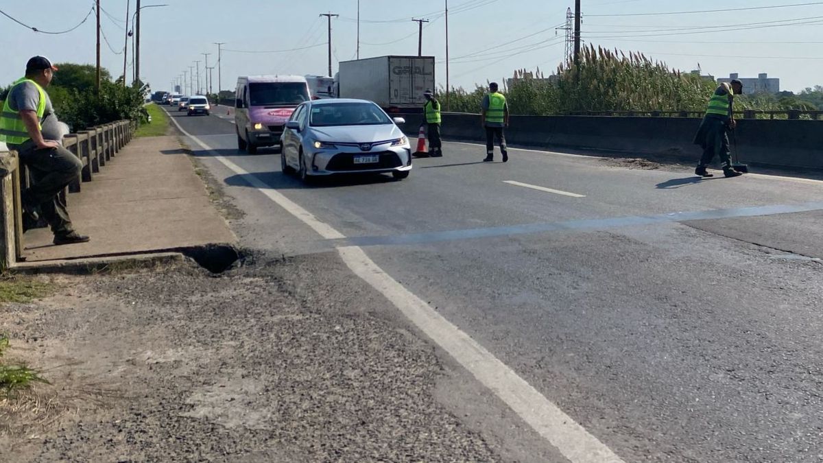 La calzada que está reducida.