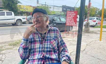 Hugo Schnell volvió a trabajar, luego de lo que fue el brutal ataque a cuchillazos en un intento de robo en su verdulería hace casi un mes. Hugo Schnell volvió a trabajar, luego de lo que fue el brutal ataque a cuchillazos en un intento de robo en su verdulería hace casi un mes.