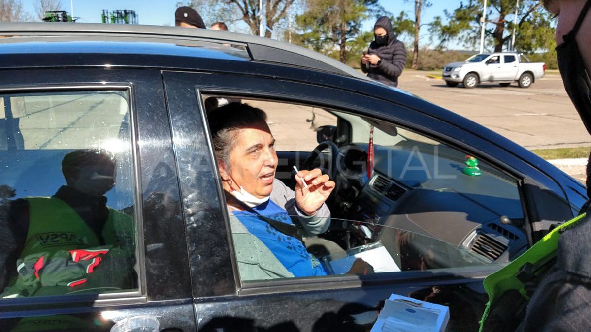 Ciudadanos realizan la prueba del olfato en el peaje del T&uacute;nel Subfluvial.