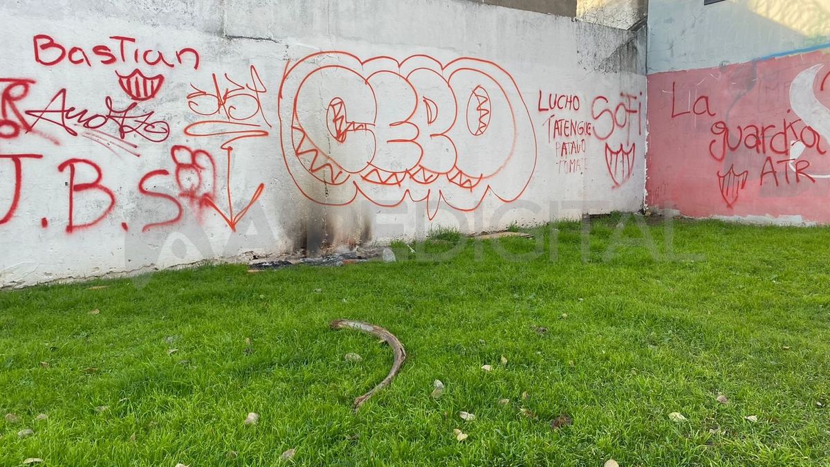 Además de distintos grafitis, las paredes de la Plazoleta 3 de Junio evidencia que en el lugar han realizado fogatas. Además de distintos grafitis, las paredes de la Plazoleta 3 de Junio evidencia que en el lugar han realizado fogatas.