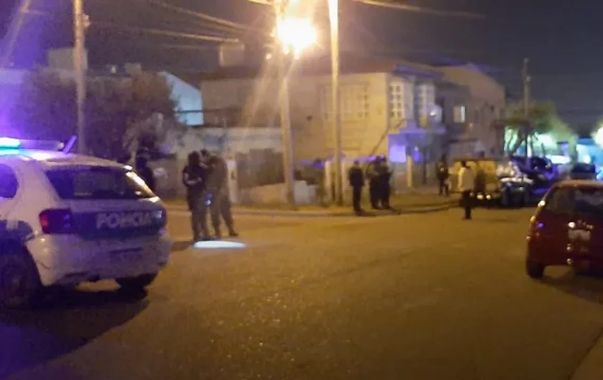 El joven de 27 años iba caminando con un amigo cuando le dispararon desde un auto.