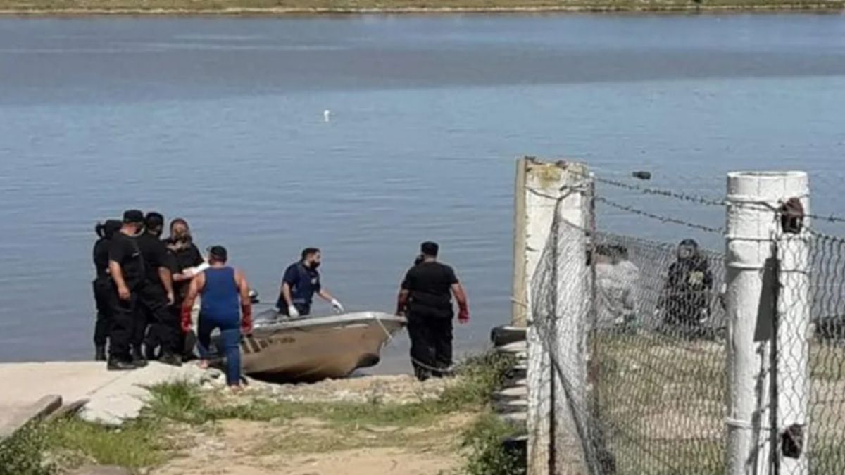 El momento en que la policía y peritos hallaron el cuerpo de la víctima en aguas del río Coronda.