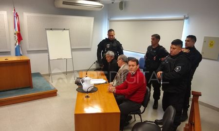 Vald&eacute;s, el primero desde la izquierda, en la audiencia en Villa Constituci&oacute;n en la que fue imputado por encubrimiento y ocultamiento de elementos de prueba, entre otros delitos.