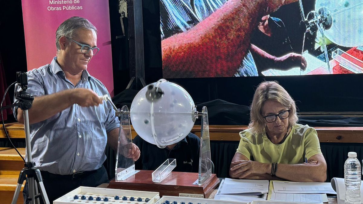 Gálvez: el Gobierno Provincial habilitó la inscripción al sorteo de las 52 viviendas que continuará tras el abandono de Nación. Gálvez: el Gobierno Provincial habilitó la inscripción al sorteo de las 52 viviendas que continuará tras el abandono de Nación.