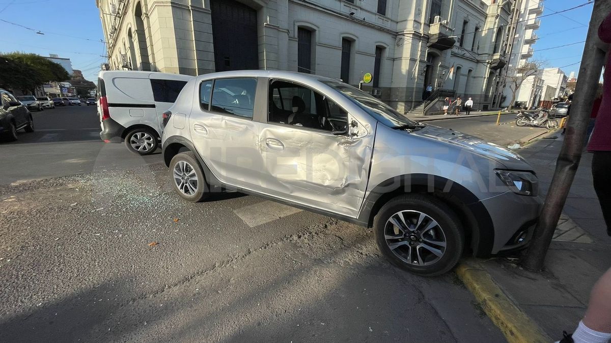 El choque ocurrió en pleno microcentro santafesino.