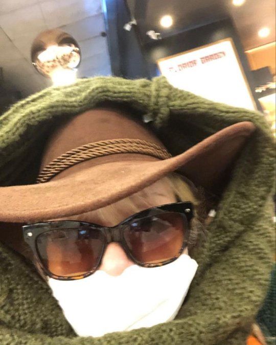 El look de Solita Silveyra para viajar en avión.