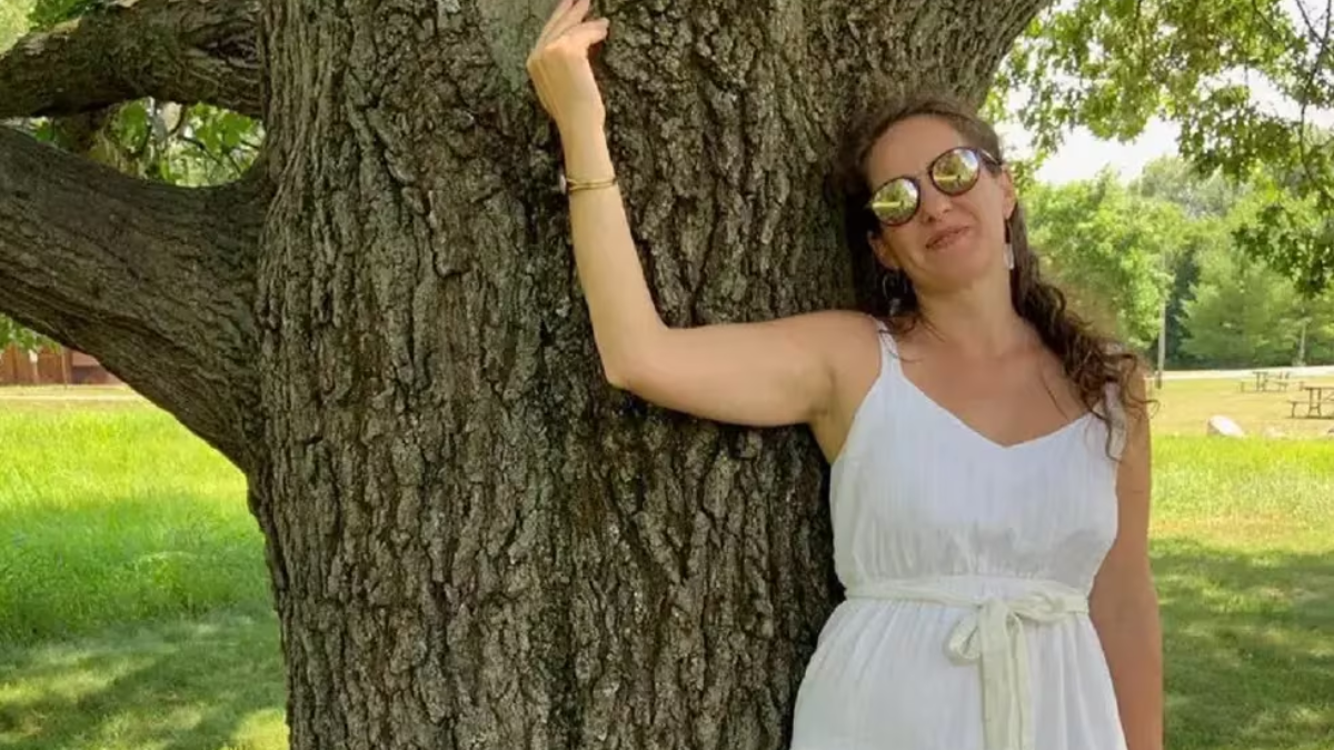 La mujer ecosexual reveló que tiene un vínculo erótico con un árbol hace dos años.