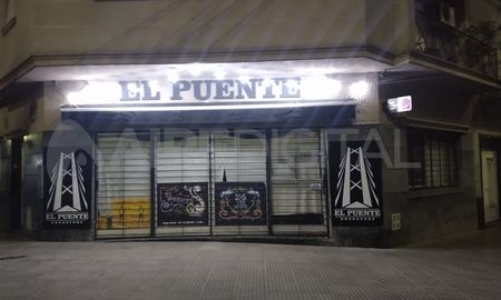 un ladron se atrinchero en el bano de un kiosco y la policia tumbo la puerta para detenerlo un ladron se atrinchero en el bano de un kiosco y la policia tumbo la puerta para detenerlo