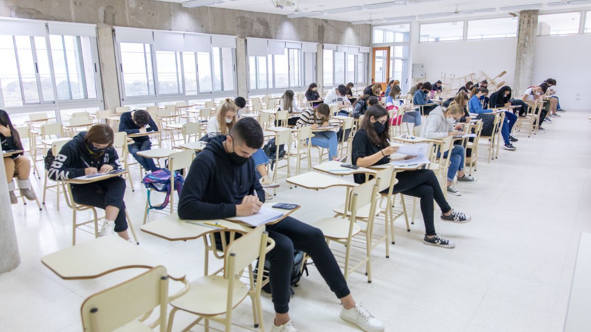 Al analizar su gestión como decana, Tarabella identificó tres momentos de fuerte tensión: conflictos previos a la pandemia, la emergencia sanitaria y la actual crisis de financiamiento universitario. Al analizar su gestión como decana, Tarabella identificó tres momentos de fuerte tensión: conflictos previos a la pandemia, la emergencia sanitaria y la actual crisis de financiamiento universitario.