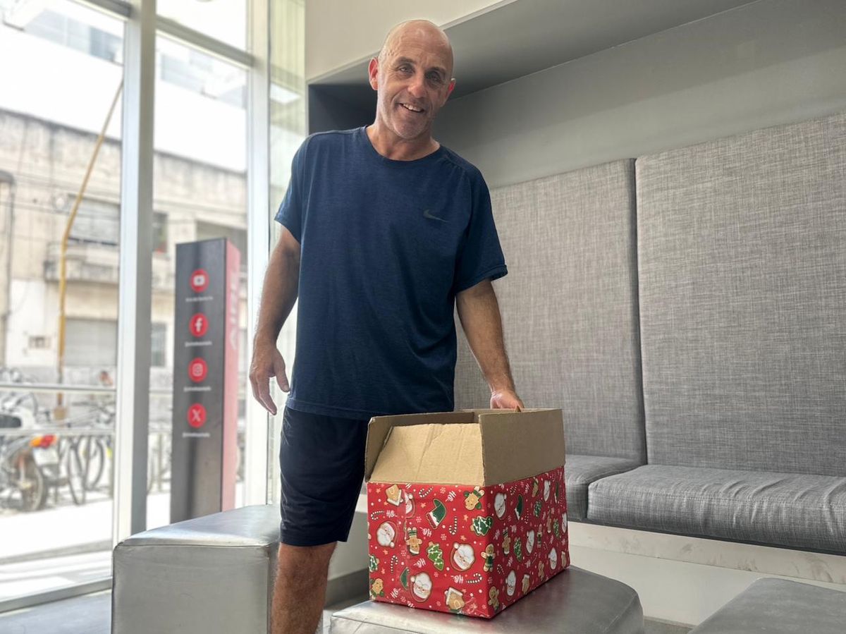 Iván también dejó la caja que armaron con sus compañeros de un kiosko que está por Boulevard. Iván también dejó la caja que armaron con sus compañeros de un kiosko que está por Boulevard.