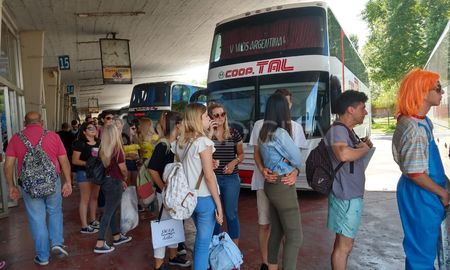 larga espera de los santafesinos para viajar a la fiesta de disfraces larga espera de los santafesinos para viajar a la fiesta de disfraces
