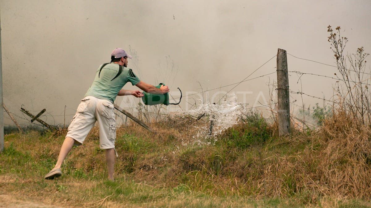 Con baldes, los vecinos intentaban controlar las llamas.