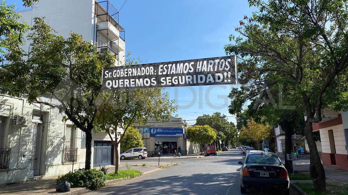 En varios sectores del barrio Sur, los vecinos colgaron pasacalles para reclamar seguridad.
