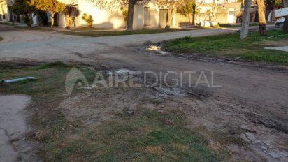 Cómo viven los vecinos del desagüe Espora: una cañería a cielo abierto y el agua 