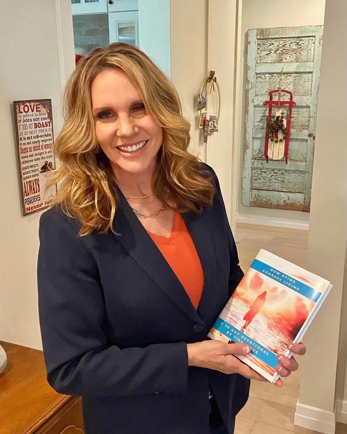 A raíz de su experiencia, Tina Hines escribió un libro relatando su experiencia. “Es real... el cielo. Cómo morir cambia vivir”.