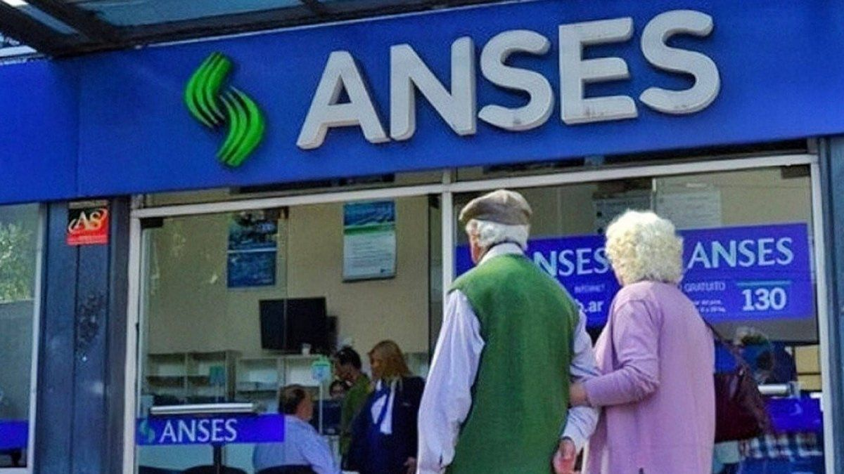 ANSES actualizó los montos que reciben la AUH, la Tarjeta Alimentar y jubilados y pensionados. ANSES actualizó los montos que reciben la AUH, la Tarjeta Alimentar y jubilados y pensionados.