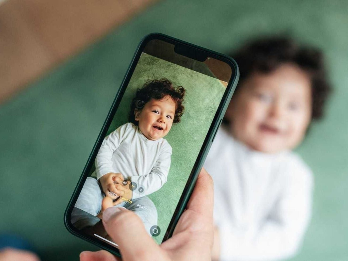 Los niños pequeños no tienen la capacidad de comprender las implicaciones de compartir su información personal en línea. Los niños pequeños no tienen la capacidad de comprender las implicaciones de compartir su información personal en línea.