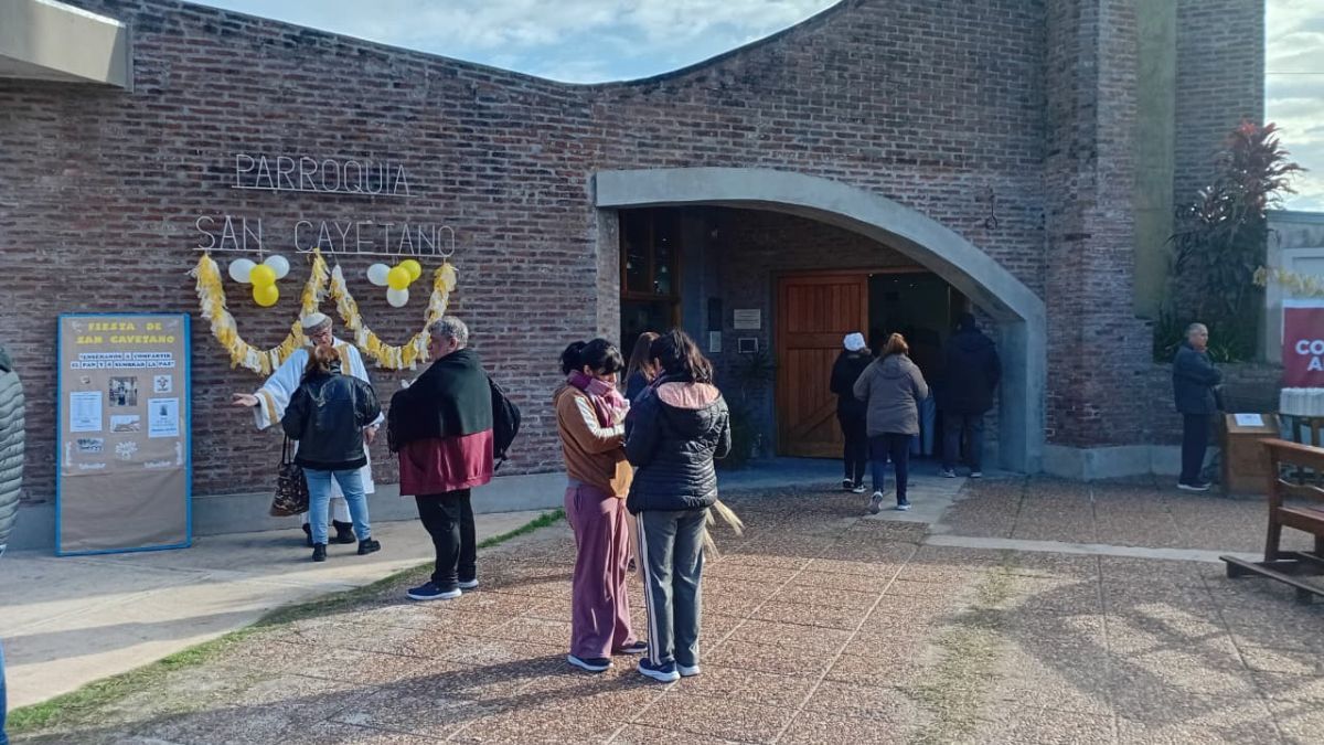 La parroquia de San Cayetano recibe a los devotos que participan de las primeras misas.