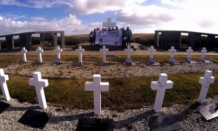 Los trabajos se realizan sobre la tumba colectiva denominada C 1 10 en el cementerio de Darwin. Los trabajos se realizan sobre la tumba colectiva denominada C 1 10 en el cementerio de Darwin.