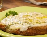 Un golpe de horno fuerte al final de la cocción gratina los lácteos de forma inmediata, reteniendo los jugos naturales del pollo sin ablandar el rebozado crocante de la milanesa. Un golpe de horno fuerte al final de la cocción gratina los lácteos de forma inmediata, reteniendo los jugos naturales del pollo sin ablandar el rebozado crocante de la milanesa.