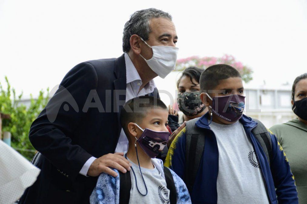 El intendente de Rosario Pablo Javkin estuvo presente en el comienzo de clases presenciales en la escuela primaria C.D.N. 1276 Martha Salotti.