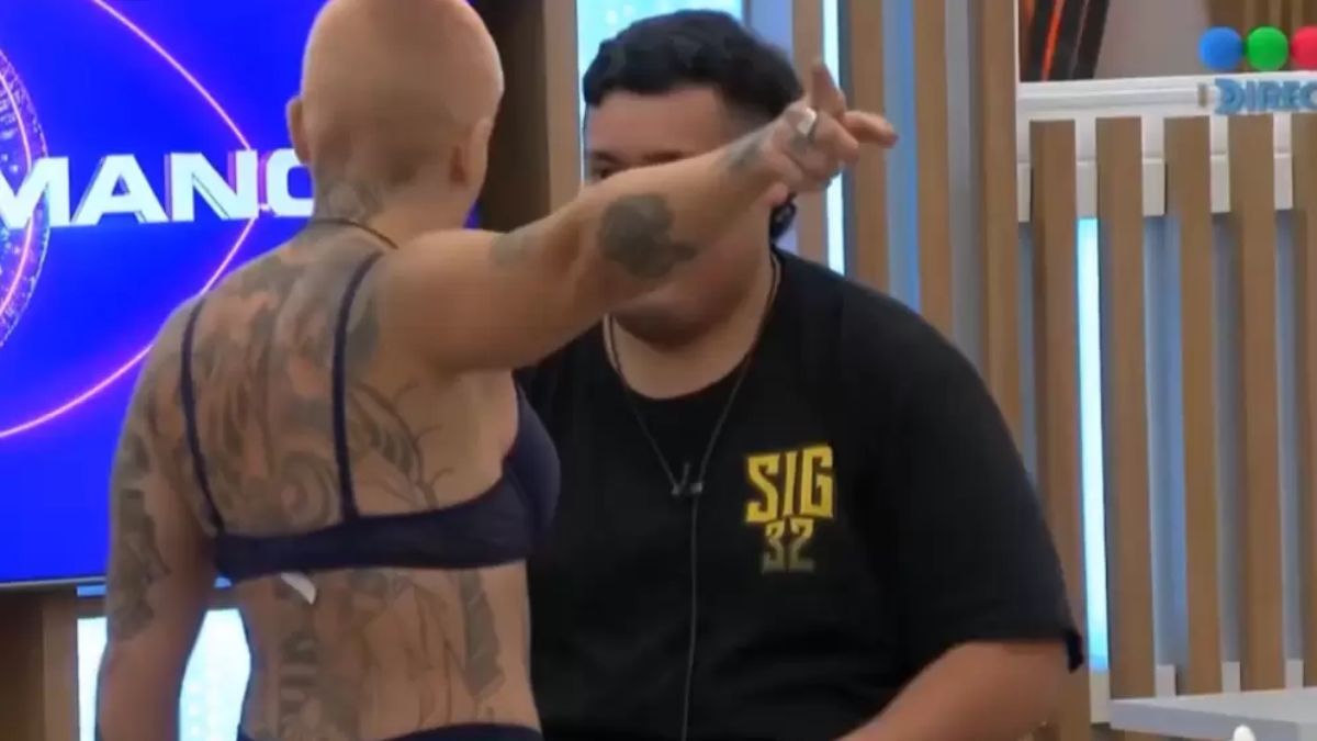 Furia se enojó con Manzana y lo amenazó.