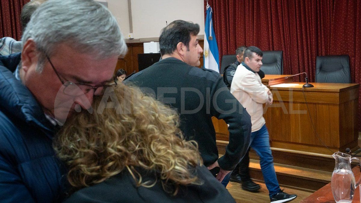 Los padres de Julio Cabal se abrazaron mientras el autor del crimen fue sacado de la sala. 