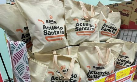 La caja, que reúne artículos tradicionales para la mesa de fin de año, quedó disponible en supermercados y comercios de Santa Fe Capital y la región. La caja, que reúne artículos tradicionales para la mesa de fin de año, quedó disponible en supermercados y comercios de Santa Fe Capital y la región.