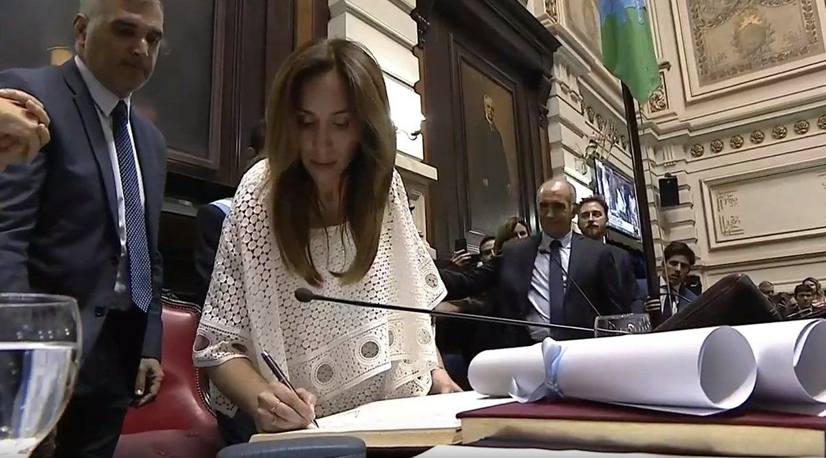 Kicillof asumió como gobernador bonaerense con la presencia de Alberto y Cristina