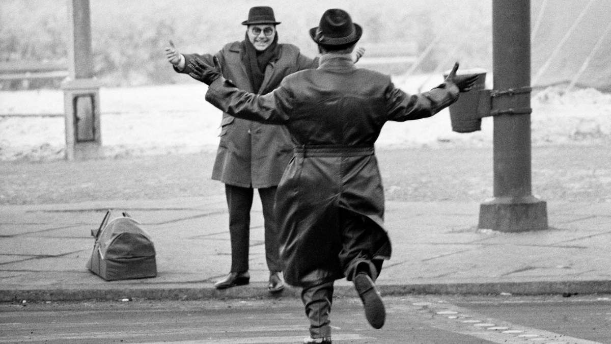Dos hermanos se reencontraron en 1963, cuando por primera vez se permitió a los berlineses occidentales cruzar al Este para pasar la Navidad con sus familiares. Dos hermanos se reencontraron en 1963, cuando por primera vez se permitió a los berlineses occidentales cruzar al Este para pasar la Navidad con sus familiares.